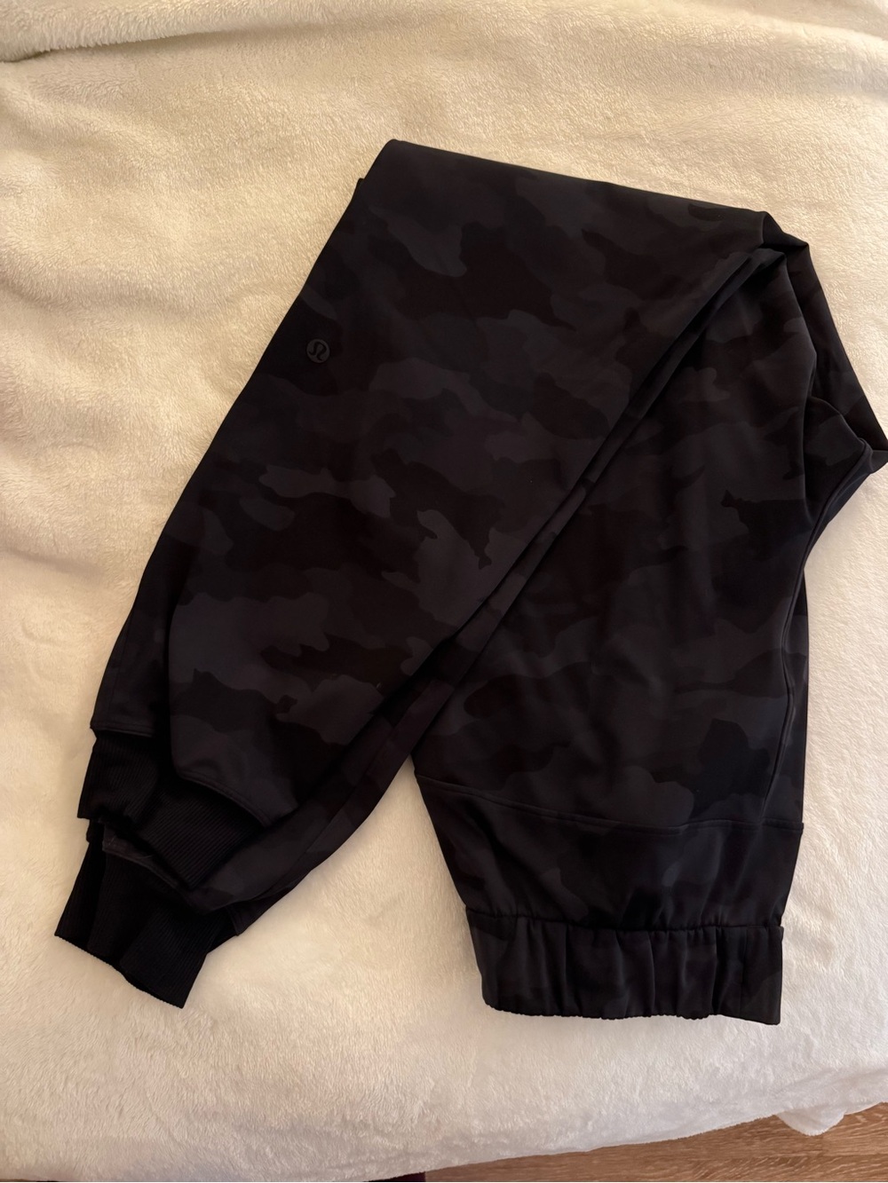 lululemon athletica women’s black Camo Jogger Bottoms - size 4